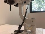 un appareil photo posé sur une table près d'une fenêtre