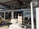 une photo d'une machine en fonctionnement dans une usine