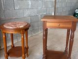 deux tables voisines dans une pièce