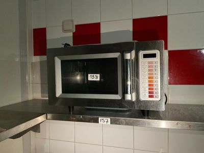un micro-ondes posé sur un plan de travail dans une cuisine