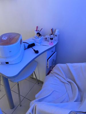 une petite table sur laquelle se trouve un bol, dans une pièce