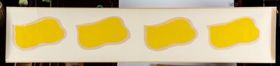 une photo d'une personne tenant un morceau de papier sur lequel se trouve de la peinture jaune