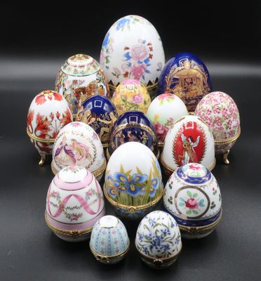 une image représentant un tas d'œufs colorés posés sur une table
