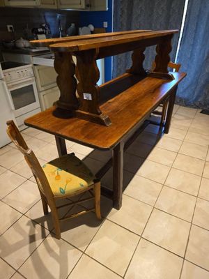 une table avec un banc et une chaise dans la cuisine
