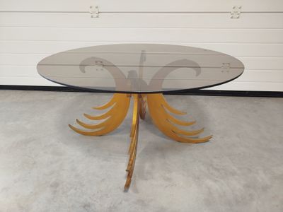 une photo d'une table en verre avec des pieds en métal doré et un plateau en verre