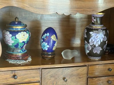 trois vases posés sur une étagère en bois