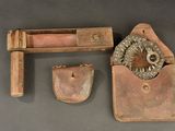 une petite boîte en bois contenant un objet en métal