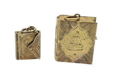 une photo représentant un briquet en or et un étui à briquet