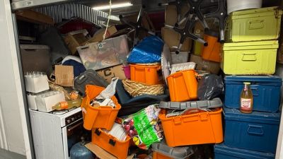 un garage rempli de cartons et de bacs