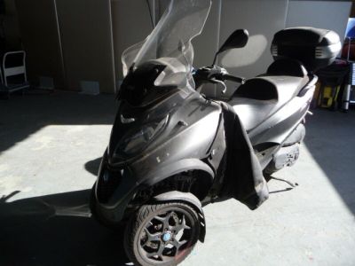 un scooter garé dans un garage