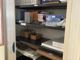 une pièce avec beaucoup de boîtes et de cartons sur les étagères