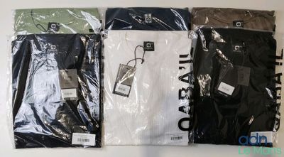 trois paires de sous-vêtements pour hommes sont emballées dans du plastique