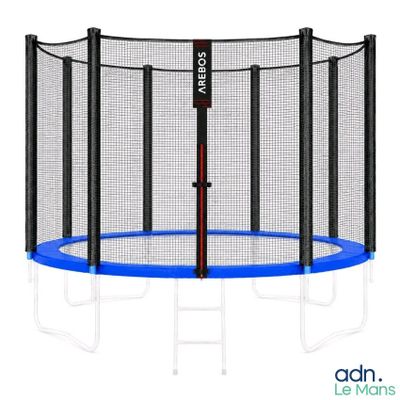 un trampoline bleu équipé d'un filet de sécurité et d'échelles
