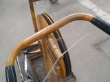 une roue munie d'une poignée sur un chariot dans un entrepôt