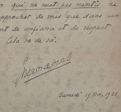 une lettre manuscrite sur une feuille de papier sur laquelle il y a des mots