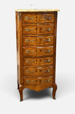 une vieille commode en bois avec un plateau en marbre