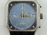 une montre en argent et en or avec un cadran bleu