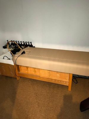 un lit qui se trouve dans une chambre, à côté d'un bureau