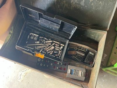 une boîte avec un tas d'outils à l'intérieur