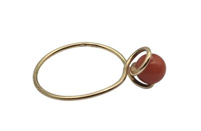 Gros plan sur une bague ornée d'une pierre rouge