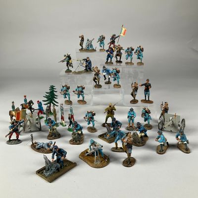 un grand nombre de figurines posées sur une table