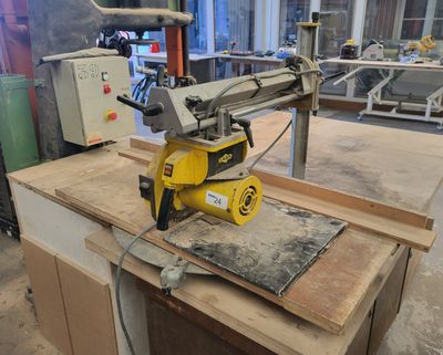 une photo d'une machine en train de scier un morceau de bois