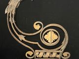 un oiseau perché sur un objet métallique