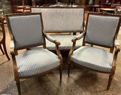 deux chaises et une table dans une pièce où l'on aperçoit de nombreux meubles en arrière-plan