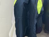 deux paires de chaussures et un manteau suspendus à un porte-vêtements
