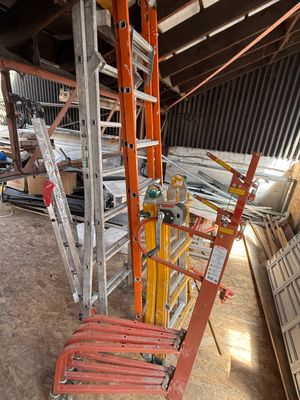 une échelle posée au milieu d'une pièce