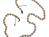 Ensemble composé d'un collier et d'un bracelet en perles avec un fermoir, sur fond blanc