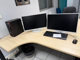 un bureau équipé de deux écrans et d'un clavier