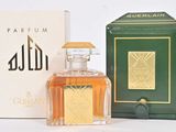 l'image d'un flacon de parfum à côté d'une boîte de parfum