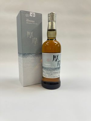 une image d'une bouteille de whisky japonais à côté d'une boîte