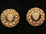une paire de boucles d'oreilles dorées ornées d'un motif de blé