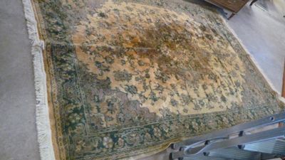 un grand tapis posé sur le sol d'une pièce