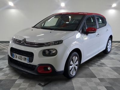 la citrole blanche est garee sur un carrelage en damier