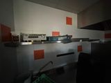 une cuisine équipée d'une cuisinière, d'un évier et d'un micro-ondes