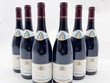 six bouteilles de vin rouge sont alignées