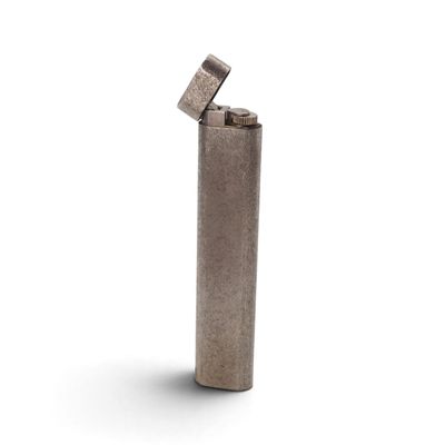 un briquet posé sur une table