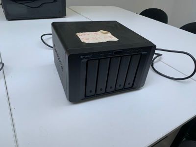 deux disques durs posés sur une table dans une pièce