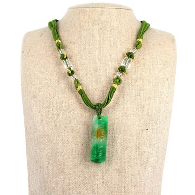 Collier de passementerie de couleur verte et jaune orné de p…