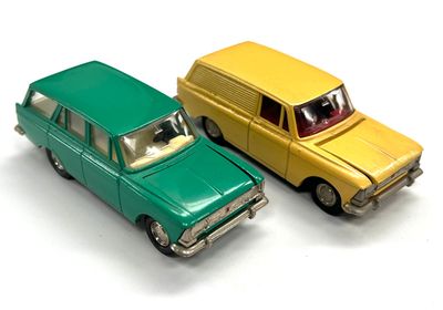 deux voitures jouets assises l'une à côté de l'autre sur une surface blanche