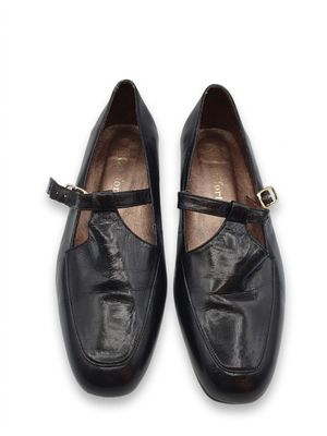 chaussures en cuir noir avec des boucles et une boucle dorée au talon