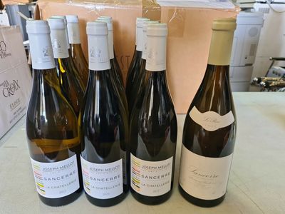 plusieurs bouteilles de vin sont alignées sur une table