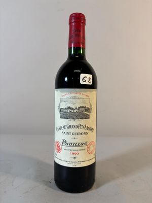 une bouteille de vin posée sur une table