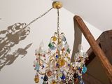 un lustre suspendu au plafond d'une pièce