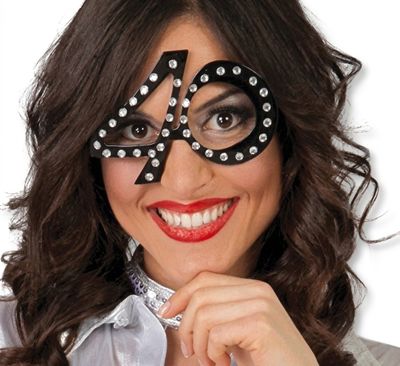 une femme qui porte des lunettes