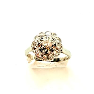 une image d'une bague en diamant sur fond blanc