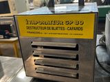 une machine posée sur une table dans une usine